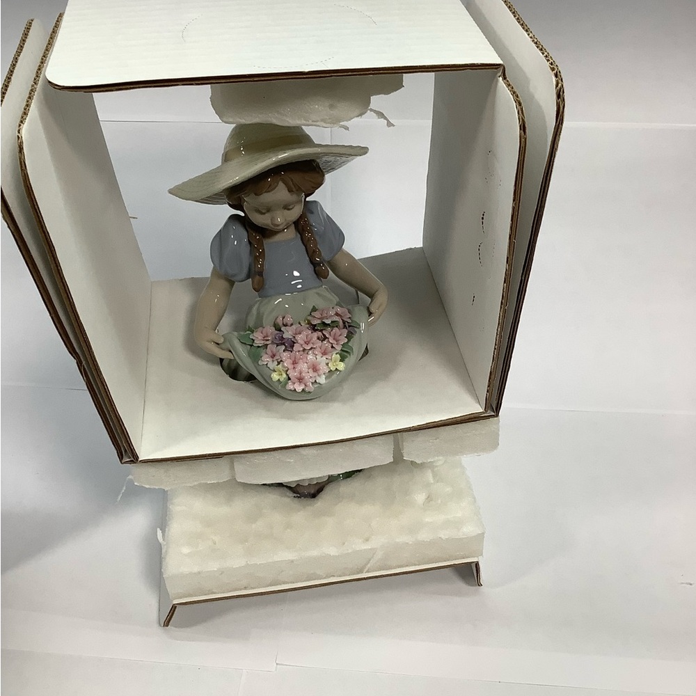LLADRO Bountiful Blossom porcelain figurine - Picture 7 of 10